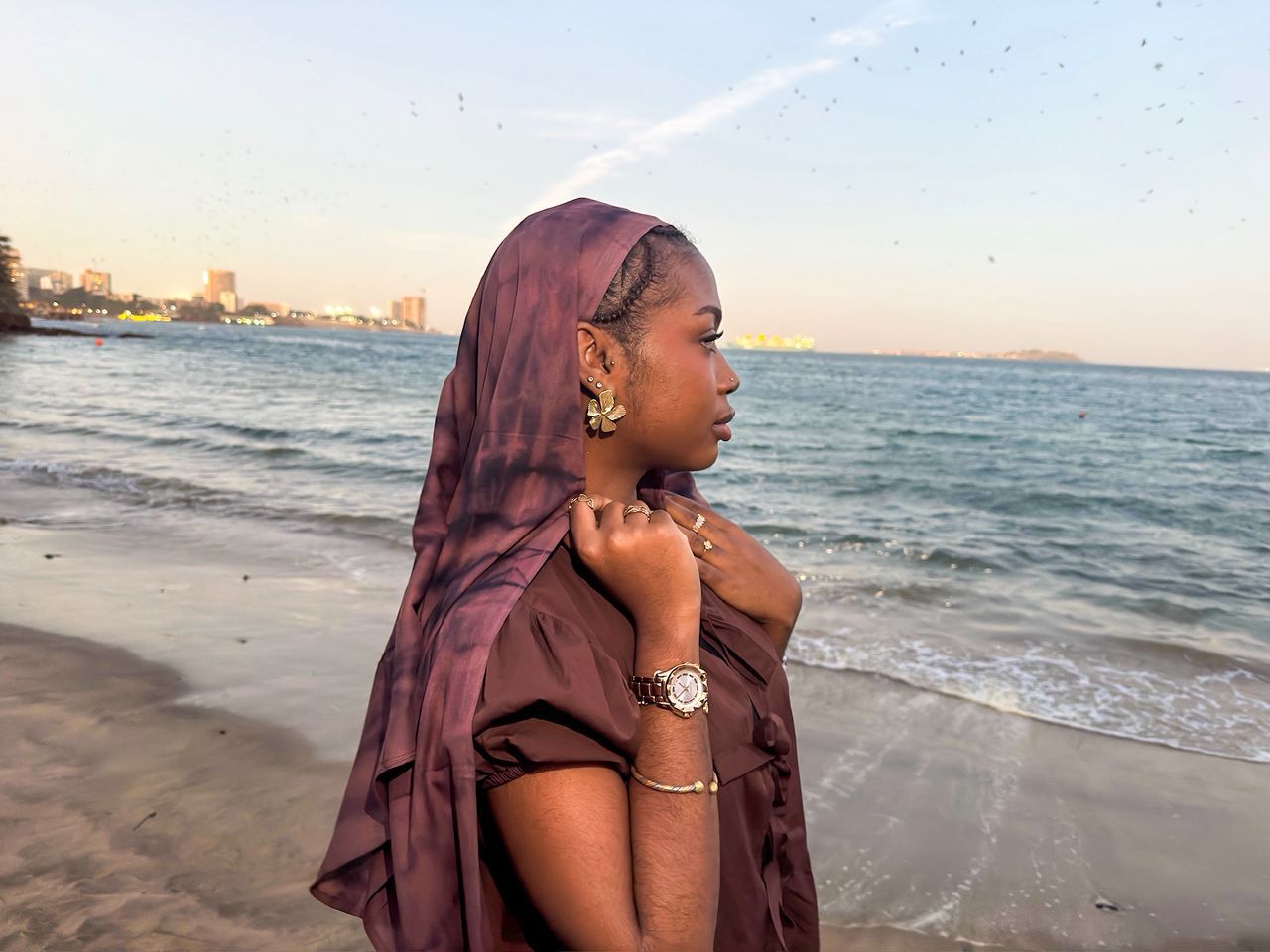 Woman in Sahrawiyat meulfa at the shore